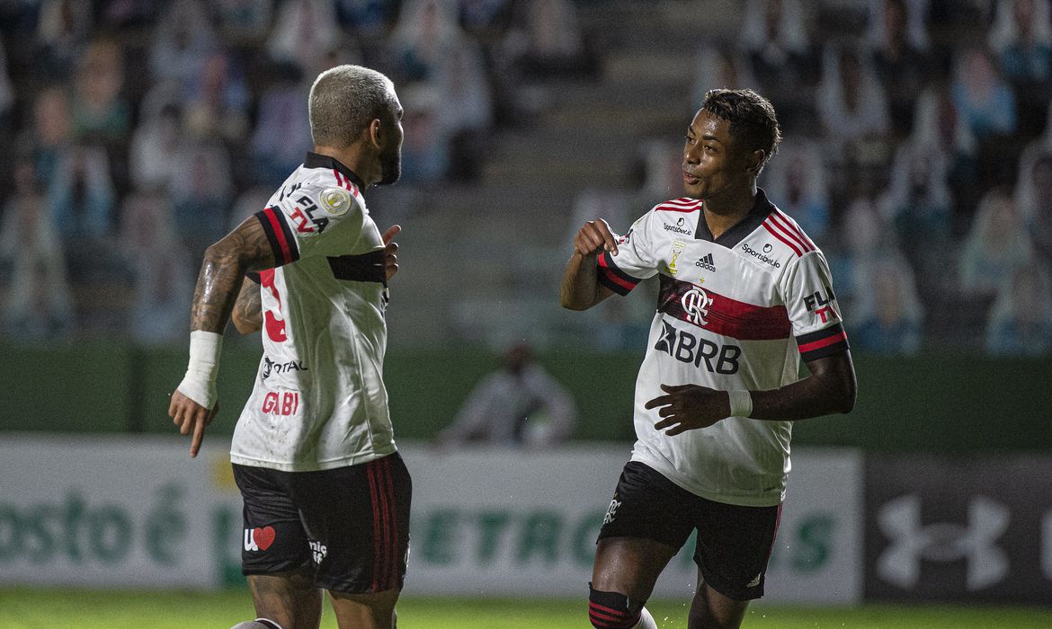 Flamengo enfrenta Corinthians no Maracanã em busca da ponta da tabela